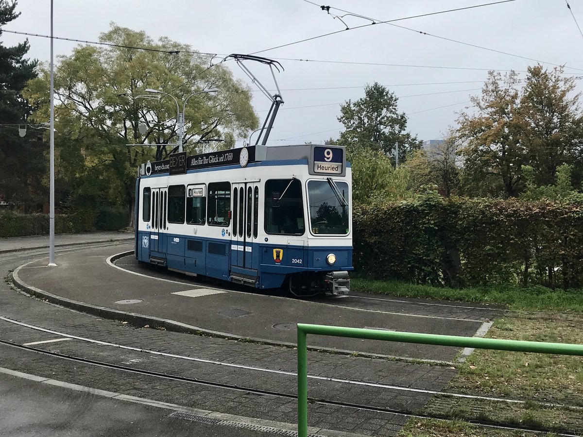 Linie 9 Wagennummer 2042  Altstetten  an der Endhaltestelle Hirzenbach. Datum: 15. 10. 2020