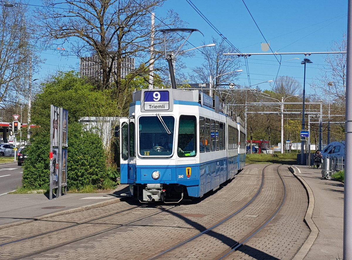 Linie 9 Wagennummer 2042  Altstetten  an der Haltestelle Luchswiesen. Datum: 21. 4. 2021