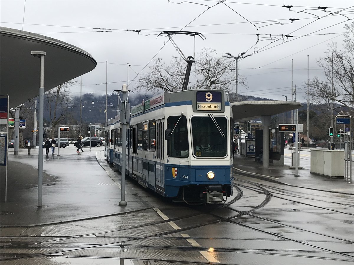 Linie 9 Wagennummer 2044 „Wollishofen“ beim Bellevue. Datum: 5. 2. 2021