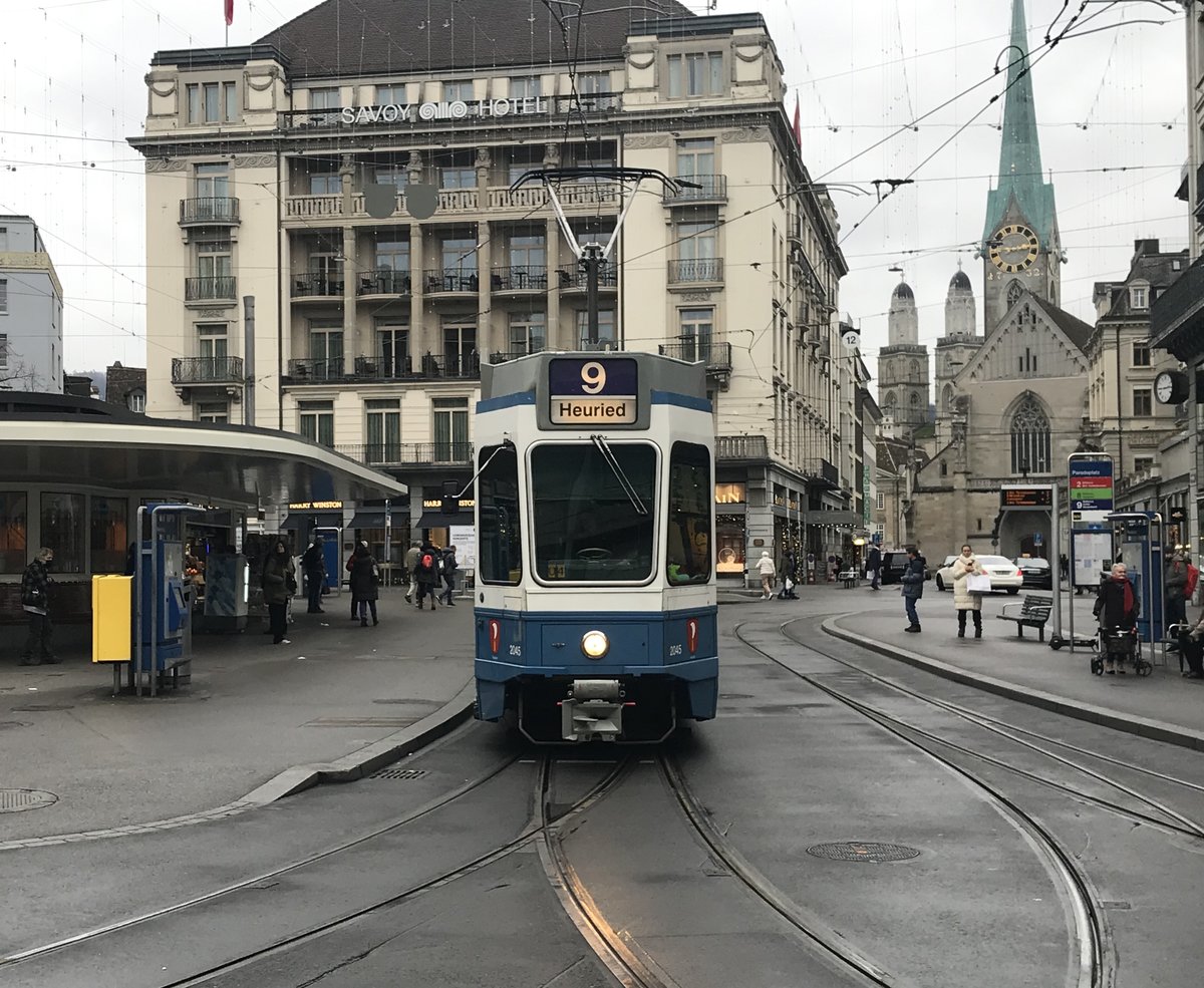 Linie 9 Wagennummer 2045 „Riesbach“ beim Paradeplatz. Datum: 5. 12. 2020