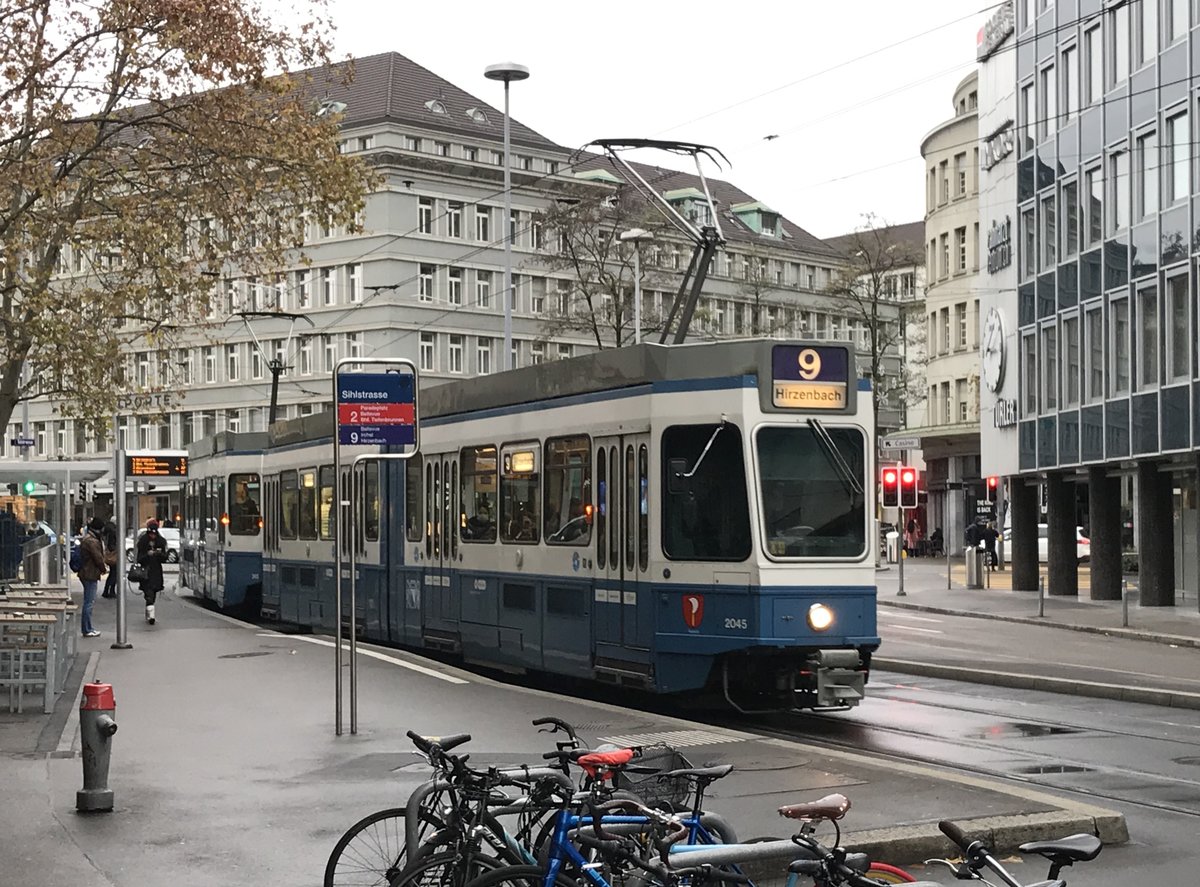 Linie 9 Wagennummer 2045 „Riesbach“ an der Haltestelle Sihlstrasse. Datum: 5. 12. 2020