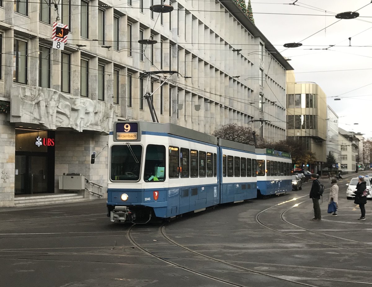 Linie 9 Wagennummer 2045 „Riesbach“ beim Paradeplatz. Datum: 7. 12. 2020