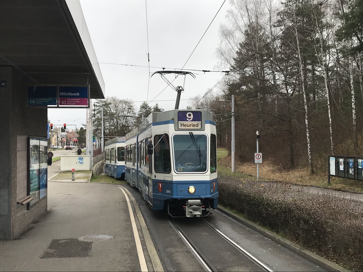 Linie 9 Wagennummer 2045 „Riesbach“ beim Milchbuck. Datum: 24. 12. 2020