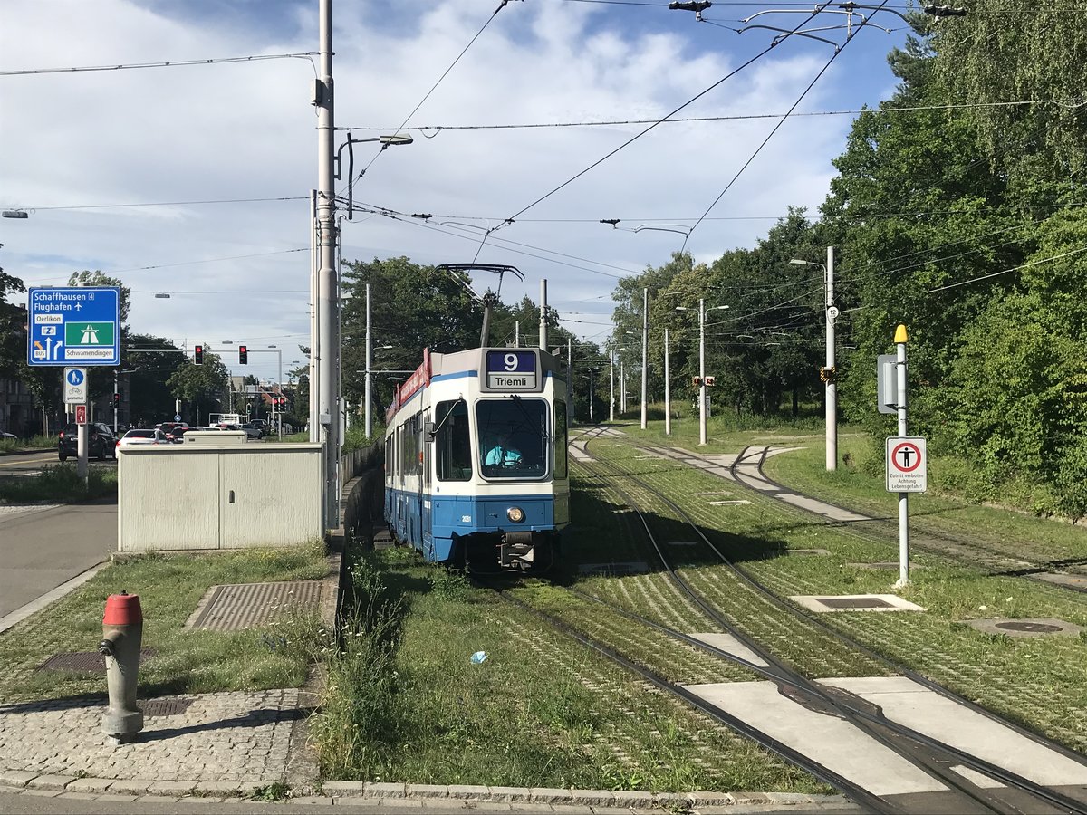 Linie 9 Wagennummer 2061 fährt aus dem Schwamendingertunnel in die Haltestelle Milchbuck ein. Datum: 10. 7. 2020