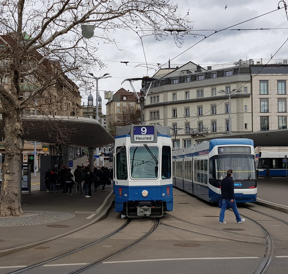 Linie 9 Wagennummer 2080  Schwamendingen  beim Bellevue. Datum: 13. 3. 2021