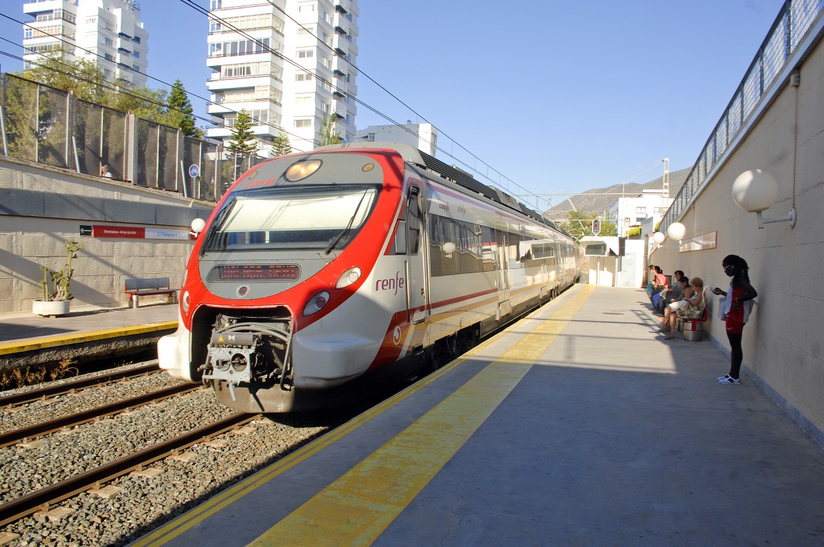 Linie C1 Renfe Málaga Centro - Fuengirola. Bahnhof Bénalmadena/A. de le Miel. Aufnahmedatum: 21. Juli 2014.