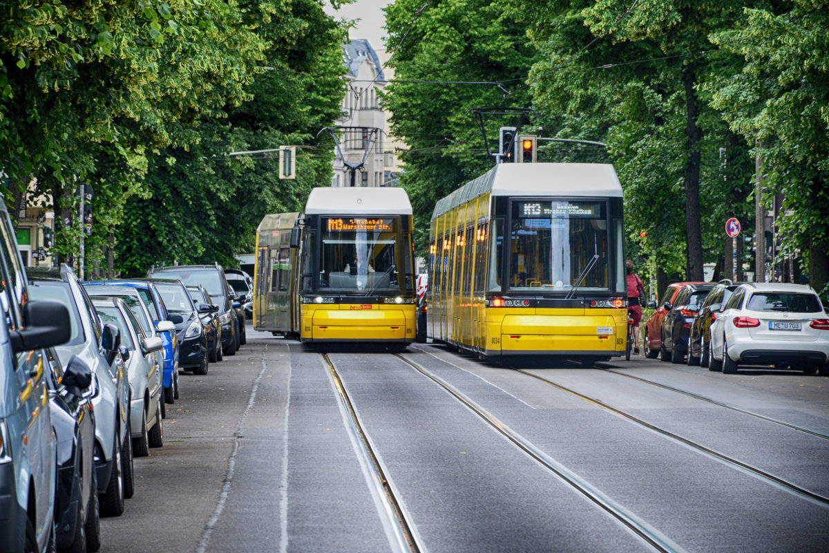 Linie M13 (Wedding-Warschauer Straße) - Wagen 8014 und 8034 Baureihe Flexity in Holteistraße, Berlin-Friedrichshain. Aufnahme: 8. Juni 2019.