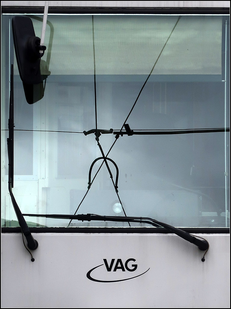 Linien und Bögen -

Detailansicht der Front einer Freiburger GT8Z-Straßenbahn an der Endhaltestelle Europaplatz der Linie 5.

07.10.2019 (M)