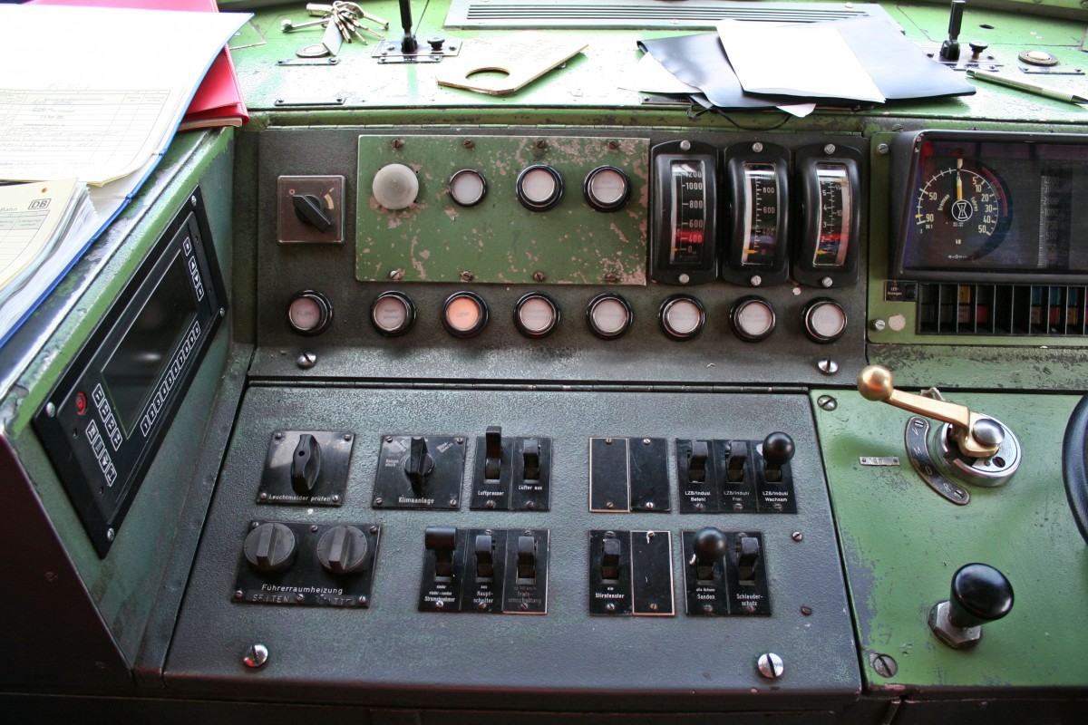 Linke Fahrpulthlfte des Fst 1 von 103 113-7, aufgenommen am 15.09.13 beim Bahnhofsfest in Basel Bad. Bf. Auf dieser Lok wurden Fhrerstandsmitfahrten angeboten.