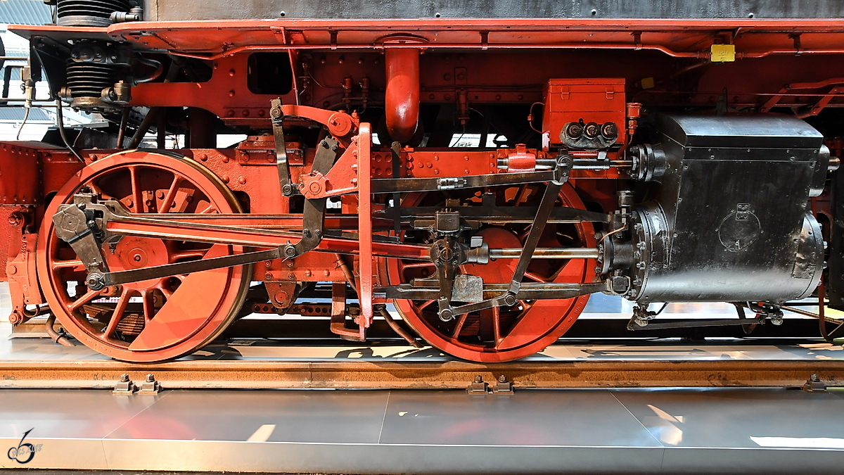 Linke Seite des vorderen Drehgestelles der Dampflokomotive 98 001. (Sächsisches Industriemuseum Chemnitz, August 2018)