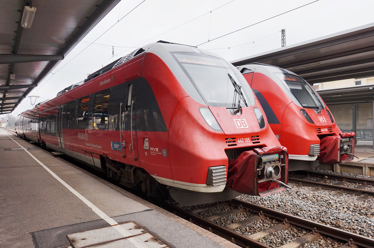 Links: 442 105 als RE 4835 (Sonneberg (Thür) Hbf - Bad Staffelstein). 
Rechts: RE 4804 (Bad Staffelstein - Sonneberg (Thür) Hbf). 
Aufgenommen am 21.3.2016 in Coburg.