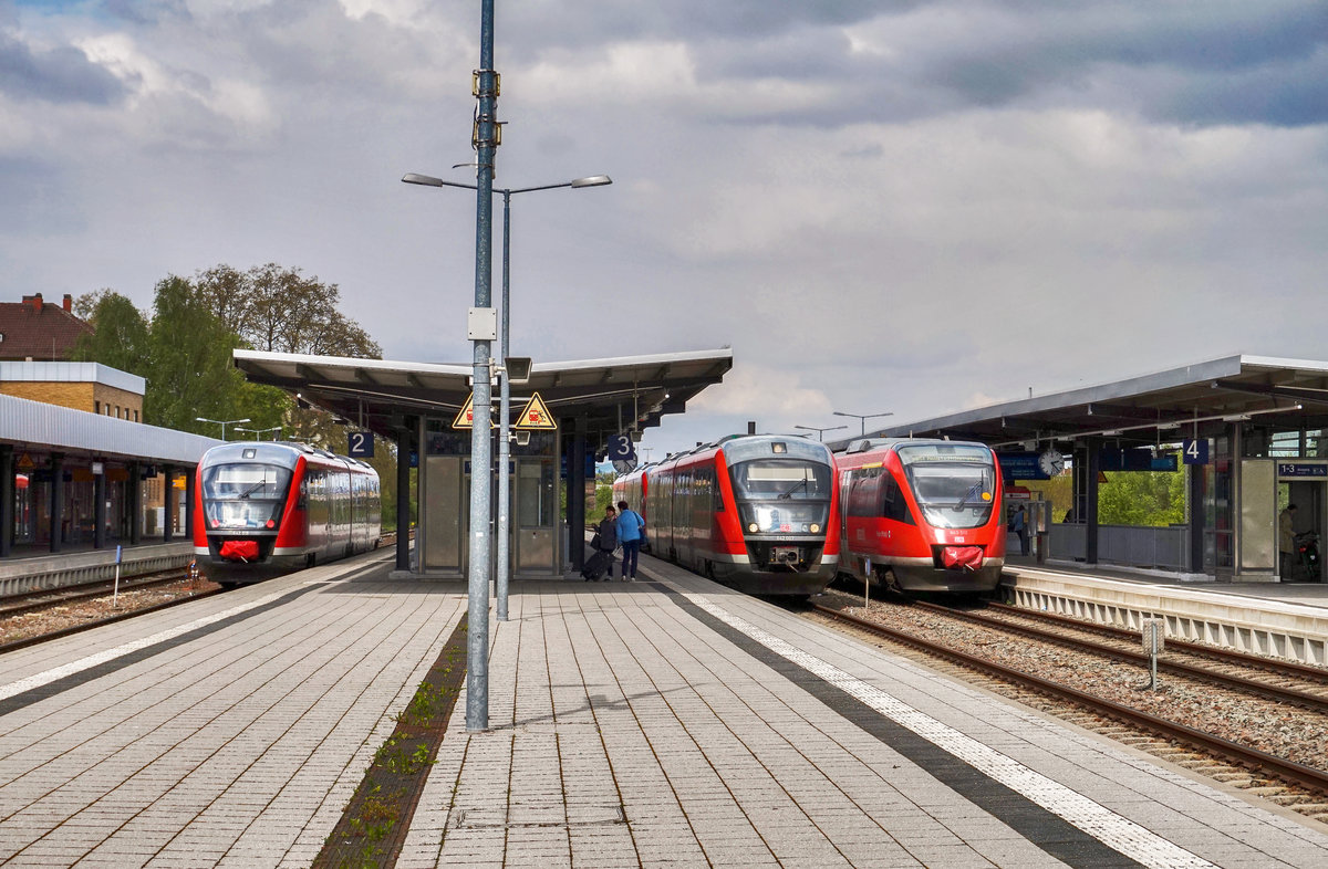 Links der 642 519, in der Mitte 642 007 mit 642 103 und rechts 643 012, am 19.4.2017 in Landau (Pfalz) Hbf.

642 519 war unterwegs als RB 12355 aus Pirmasens Hbf.
642 007 und 642 103 waren unterwegs als RE 12029 von Neustadt (Weinstr) Hbf nach Karlsruhe Hbf.
643 012 war unterwegs als RB 12412 von Karlsruhe Hbf nach Neustadt (Weinstr) Hbf.