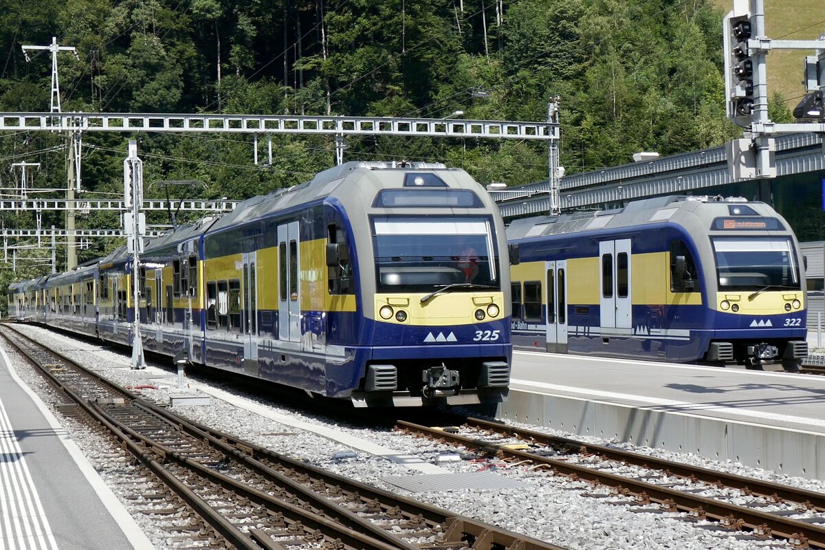 Links der ABDeh 8/8 325 der wegen Fahrzeugstörung zu spät von Grindelwald kam und in Zweilütschinen wendete, fährt rechts der ABDeh 8/8 322 von Interlaken auf dem Gleis daneben ein damit die Passagiere nach Grindelwald direkt umsteigen können, 23.8.25 in Zweilütschinen.