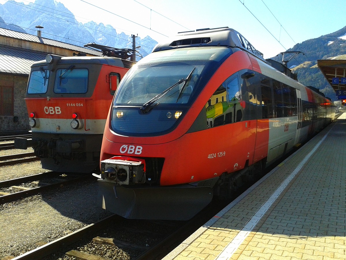 Links im Bild 1144 054 und rechts 4024 125-9 als R 4861 (Lienz - Spittal-Millstättersee), dessen Fahrt jedoch aufgrund eines Oberleitungsschaden erst mit einer Stunde Verspätung als R 4863 beginnen konnte, 6.3.2015