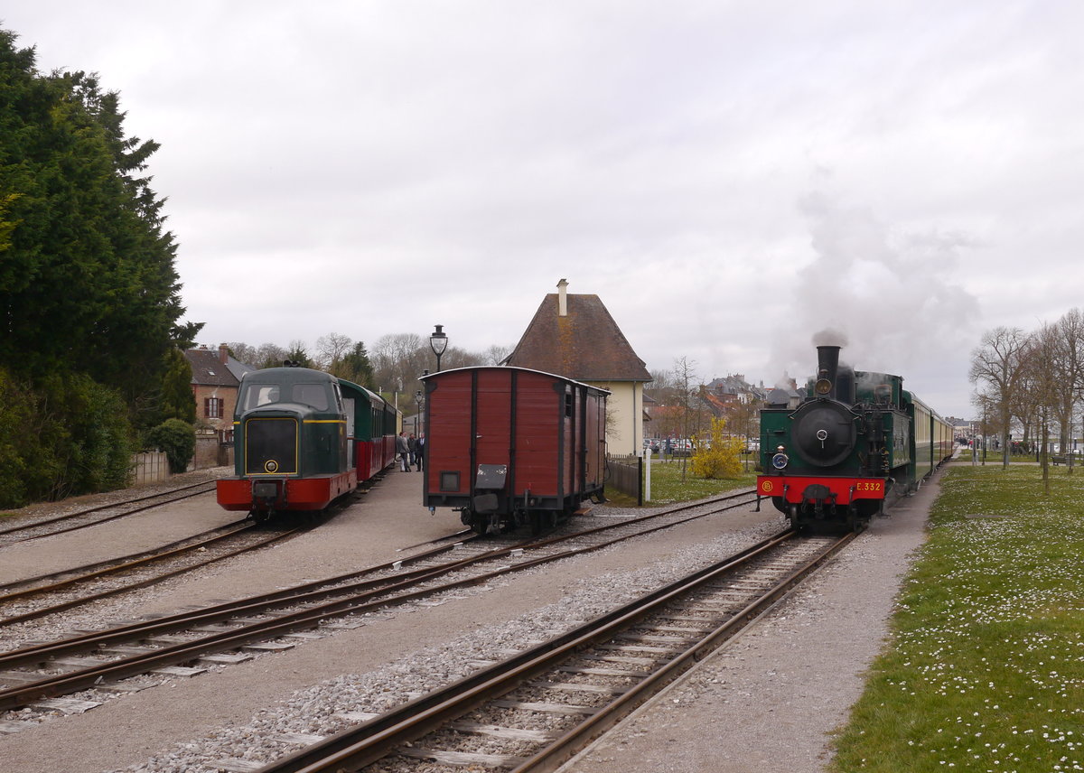 Links im Bild ist Diesellok Nord-351 mit ihrem Zug aus Cayeux-sur-Mer im Zielbahnhof Saint-Valery-Ville angekommen.
Rechts fährt die Dampflok ETAT-E332 mit ihrem Zug soeben vom Bahnhof Saint-Valery-Port aus nach Richtung Noyelles und Le-Crotoy. 
26.03.2016 Saint-Valery