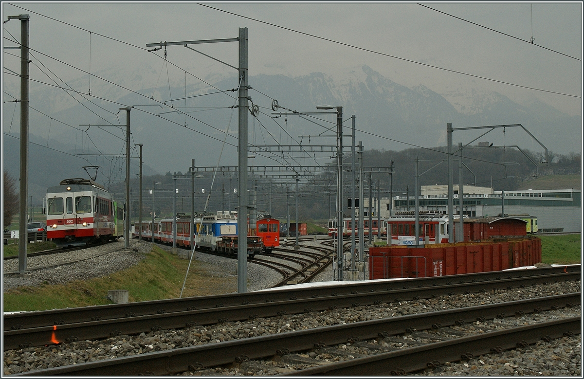Links im Bild erreicht der AOMC (TPC) BDeh 4/4 502 mit Bt von Ollon kommend in Krze Aigle; rechts im Bild schwieft der Blick ber das Sammelsurium der TPC welches durch die SBB(!) Brnig Hochbordwagen gekrnt wird.
2. April 2013
