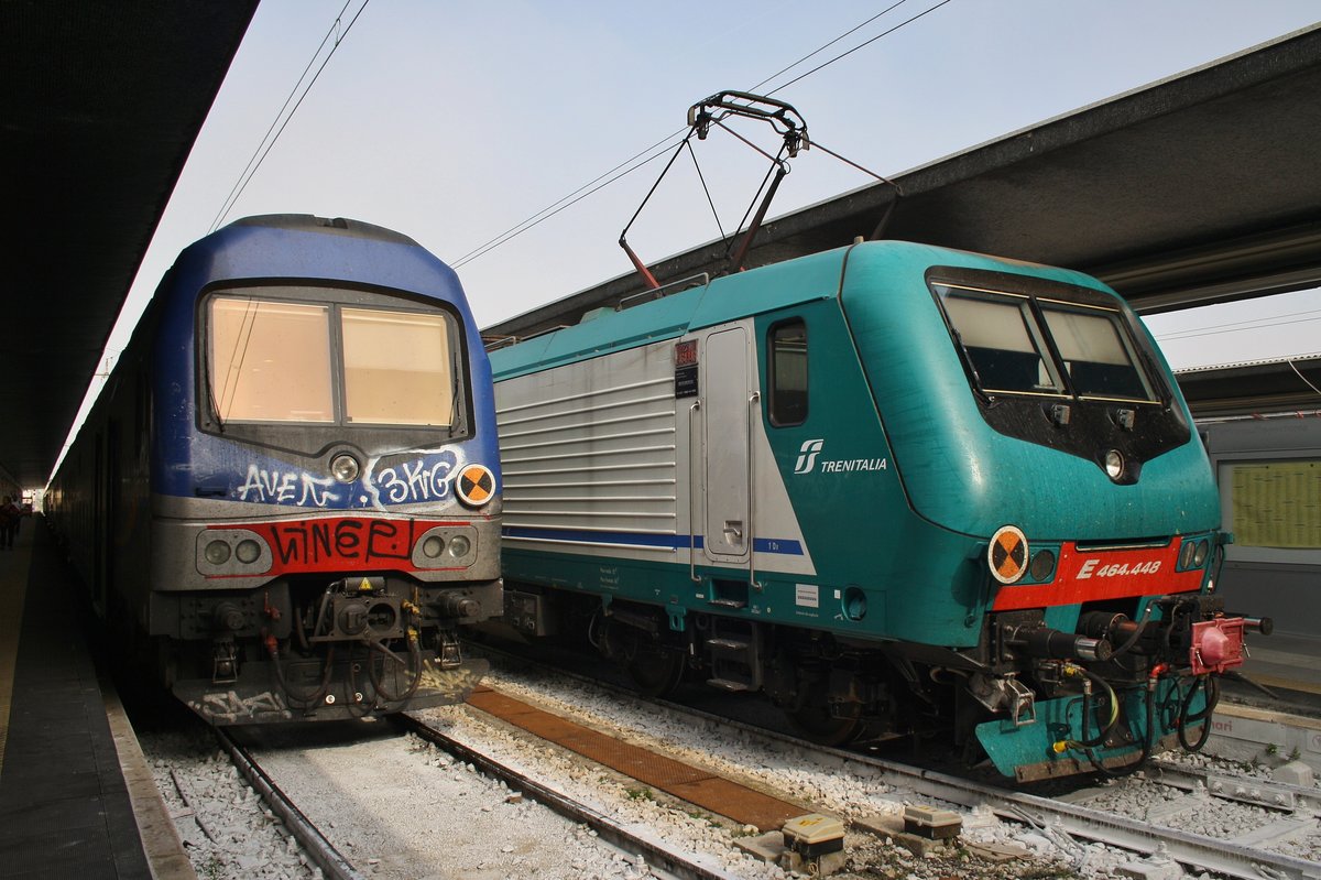 Links im Bild steht der R11030 von Venezia Santa Lucia nach Udine und rechts wartet 464.448 mit dem R2209 nach Trieste Centrale. (Venezia Santa Lucia, 1.10.2016)