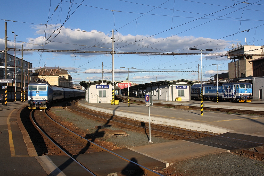 Links die CD 362 160-4 und rechts die CD 362 039-0 im Bahnhof Brno hl.n. am 29.September 2018.