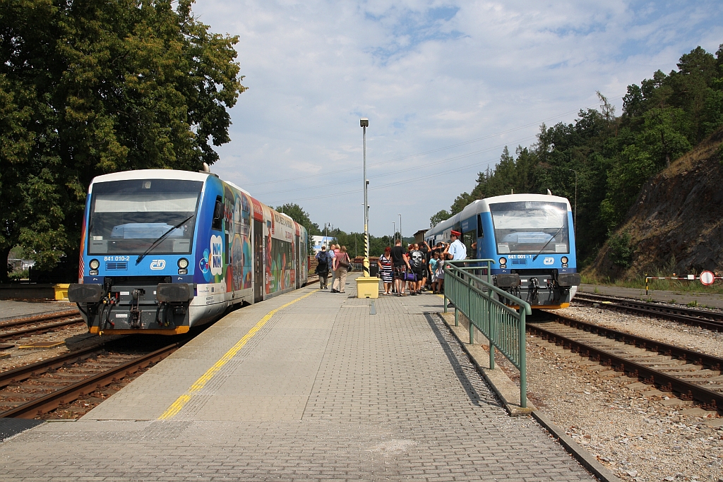 Links CD 841 010-2 als Os 28309 (Kostelec u Jihlavy - Slavonice) und rechts CD 841 001-1 als Os 28310 (Slavonice - Kostelec u Jihlavy) kreuzen am 29.Juli 2018 im Bahnhof Dacice.
