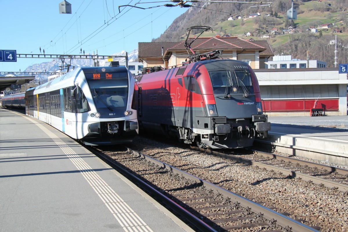 Links ein Thurbo der S12 nach Chur,rechts ein Railjet nach Wien-Westbahnhof am 06.02.14 in Sargans/SG