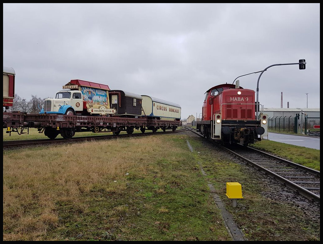 Links ist das Ende des bereits beladenen Circus Zuges zu sehen. Daneben rangiert Haba 9 die letzten Wagen für die weitere Beladung im Hafen von Osnabrück am 4.1.2018.