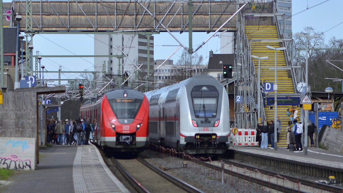 Links ist hier die BR 1440 721 der Deutschen Bahn, eingesetzt als RE 8 nach Koblenz in Bonn
Beuel auf Gleis 1 zu sehen. Rechts ist in Bonn Beuel auf Gleis 2, ein Intercity 2 mit der BR 146 571 5 als Leerfahrt zu sehen, die Aufnahme entstand am 02. März