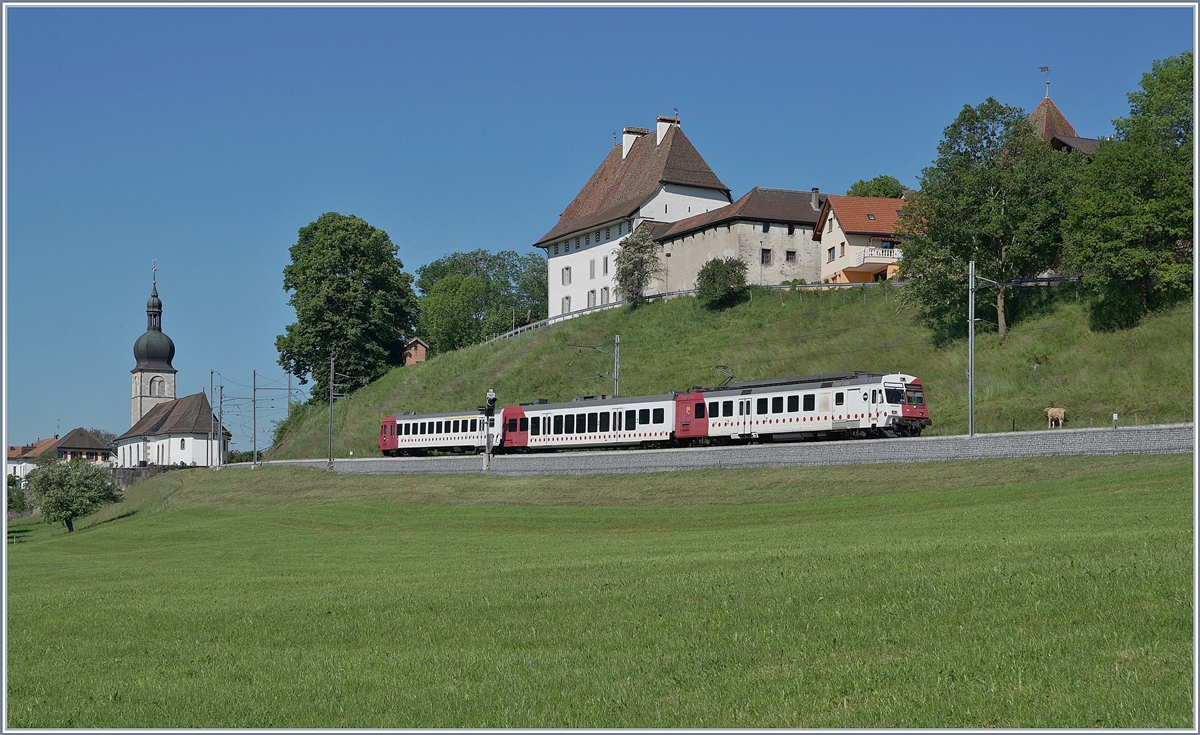 Links im Hintergrund die Kirche von Vaulruz, im oberen Bildteil das Schloss und mitten drin der TPF RBDe 567 182 mit seinem Pendelzug auf dem Weg nach Bulle.

19. Mai 2020