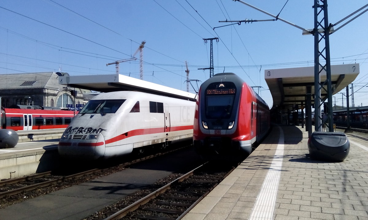 Links. ICE 1 nach Hamburg Altona, rechts RE nach München im Nürnberger Hbf.
Aufgenommen am 20.04.2019