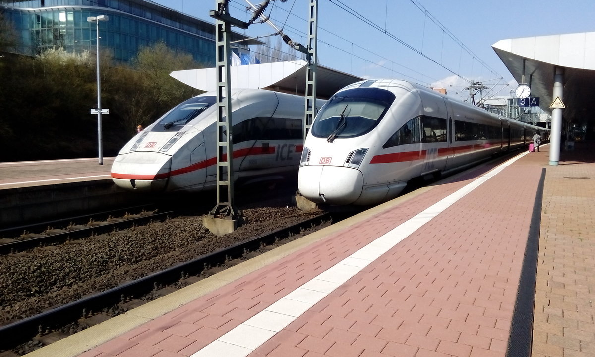 Links. ICE 4 Richtung München, rechts ICE T Richtung Hamburg Altona im Bahnhof
Kassel - Wilhelmshöhe. 
Aufgenommen am 30.03.2019.