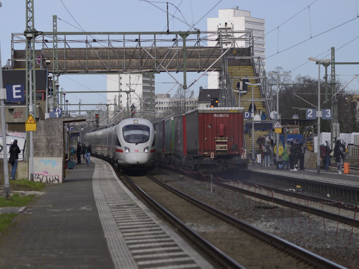 Links ist der ICE T (siebenteilig) der Deutschen Bahn, eingesetzt als ICE 29 nach Passau in Bonn
Beuel auf Gleis 1 zu sehen. Rechts ist das Ende eines Güterzuges in Richtung Köln zu sehen , in Bonn Beuel auf Gleis 2 zu sehen. Die Aufnahme ist am 02. März entstanden.