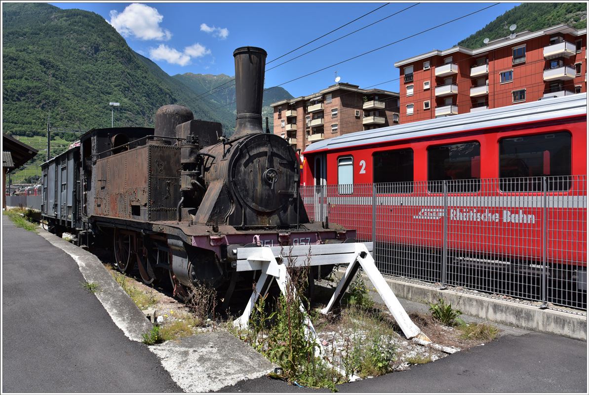 Links Italien, rechts Schweiz. Fein säuberlich getrennt stehen die beiden Bahnhofsteile in Tirano nebeneinander. 851-057 wartet auf bessere Zeiten. (28.06.2016)