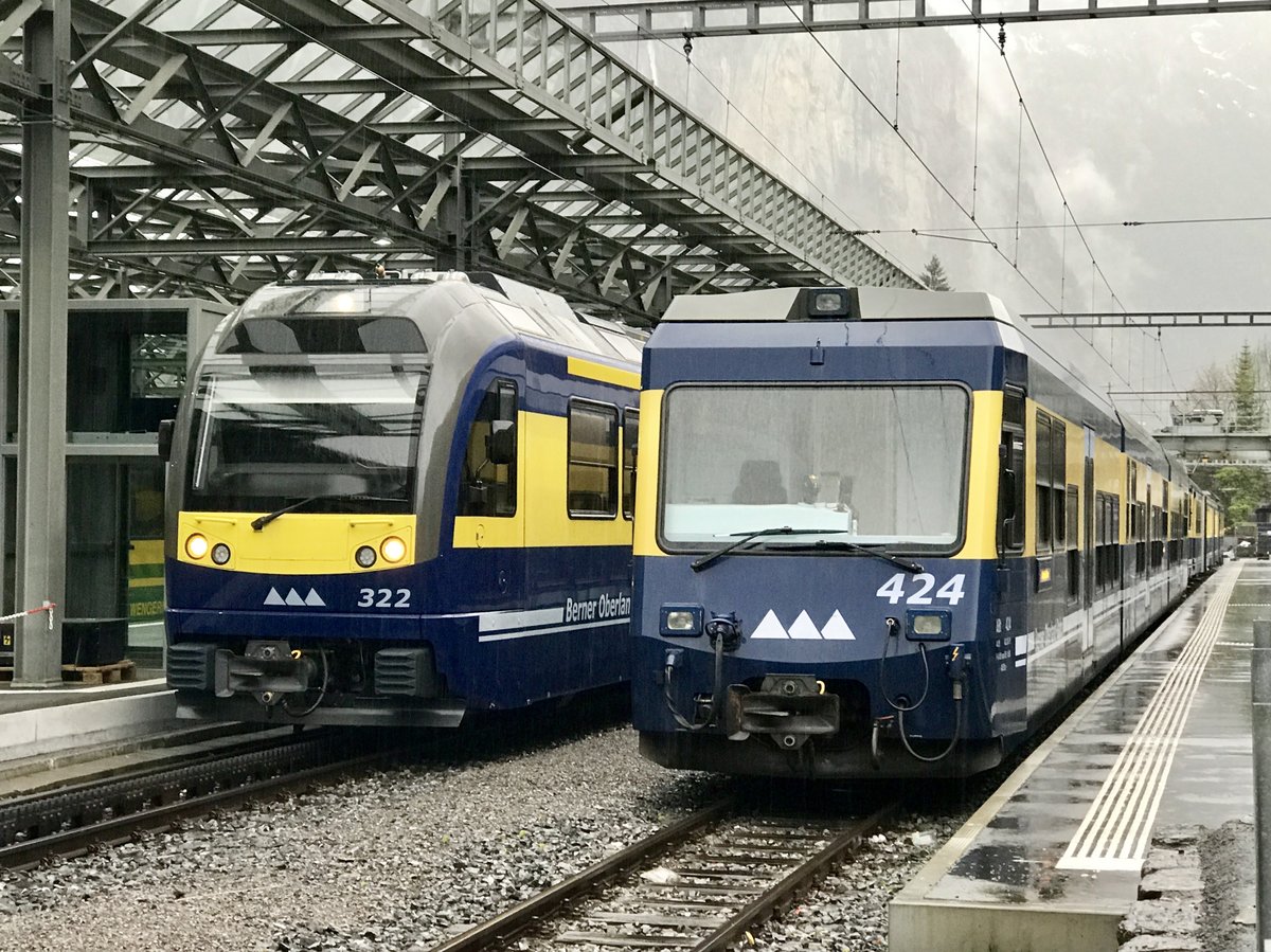 Links leerer ABDeh 8/8 322 und hinten 321 der wegen einer Technischen Störung ausfiel.
Rechts der Regio nach Interlaken ausserordentlich auf Gleis 1, am 6.5.17 in Lauterbrunnen.