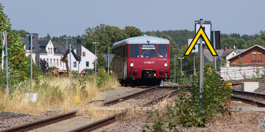 Links oder rechts vorbei....Am 10.08.2013 gab es wieder Sonderfahrten auf der Wisentatalbahn zwischen Schnberg/Vogtland und Schleiz West.
Ferkeltaxe 171 056 pendelte an diesem Tag auf der 16 Km langen Strecke.

Hier in Schnberg laufen die Strecken 6656 aus Schleiz und 6657 aus Hirschberg/Anschlu Rettenmeier zusammen und treffen auf die Sachsen-Franken Magistrale Leipzig - Hof, Bahnstrecke 6362.

Wie bei der DB suchte auch die DR nach kostengnstigen Fahrzeugen fr die Nebenstrecken, um die Dampfloks abzulsen.
Der VEB Waggonbau Bautzen entwickelte das Pendant zum Schienenbus.
Die Baureihe VT 2.09 ging 1962 in Serienproduktion.

Nach der Abstellung der letzten Fahrzeuge im Jahr 2004 wurden einige nach Rumnien und sogar nach Kuba verkauft.

771 056-9 - VT 2.09.056 - 171 056-5 wurde 1964 in Bautzen gebaut und in Dienst gestellt.