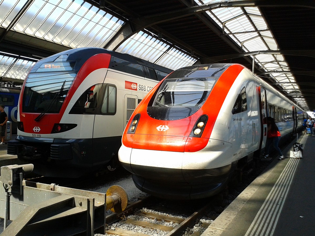 Links RABe 511 110 als IR 2170 (Zürich - Baden - Brugg AG - Arau - Olten - Bern) und rechts RABDe 500 003-4 als ICN 1521 (Lausanne - Yverdon-les-Bains - Neuchâtel - Biel/Bienne - Solothurn - Olten - Aarau - Zürich HB - St. Gallen). Aufgenommen am 24.7.2015 in Zürich HB.