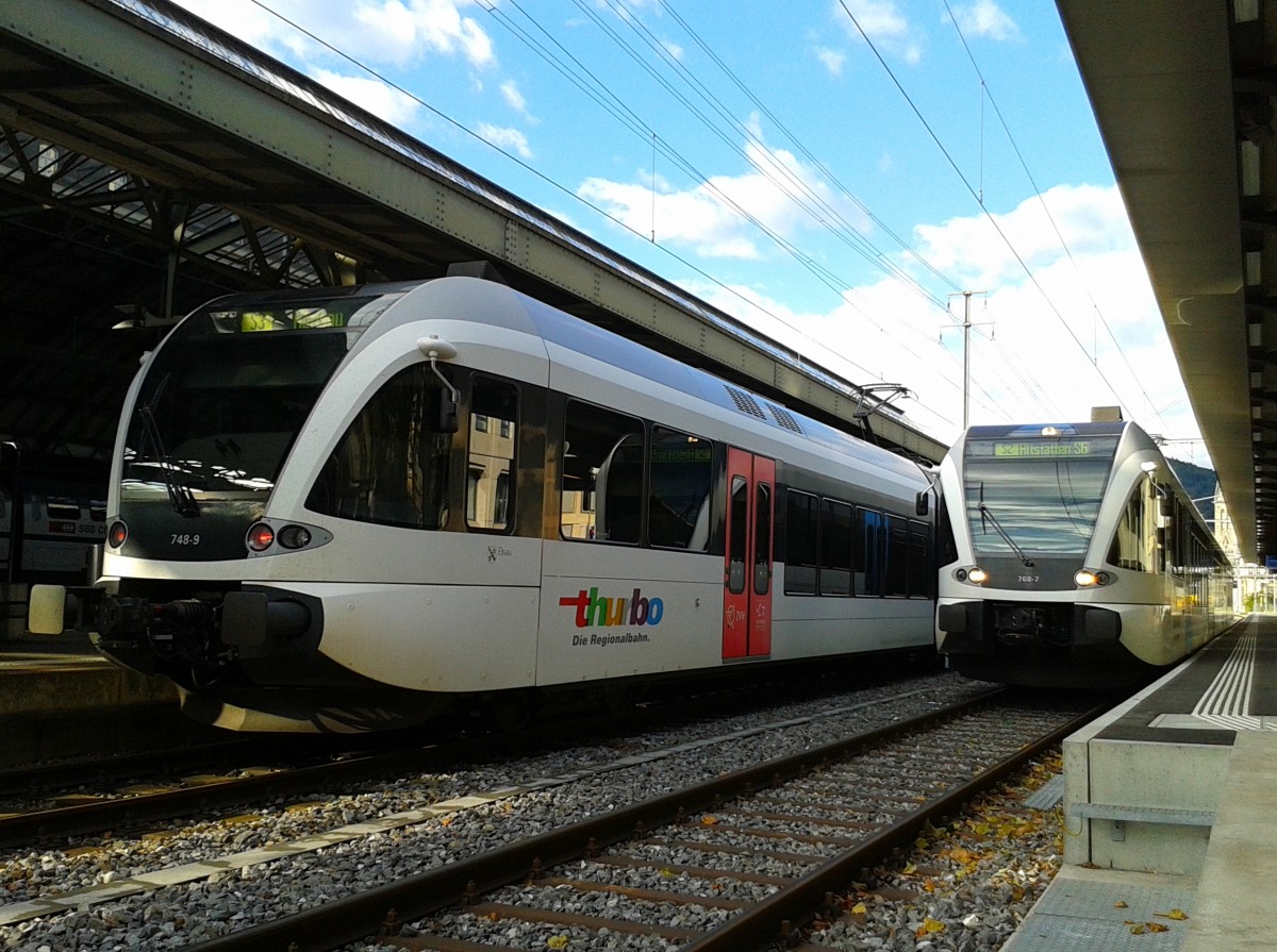 Links RABe 526 748-9 als S3 23334 (St. Margrethen - St. Gallen - Herisau) und rechts RABe 526 768-7 als S2 23229 (St. Gallen - St. Margrethen - Altstätten SG). Aufgenommen am 25.7.2015 im Bahnhof St. Gallen.