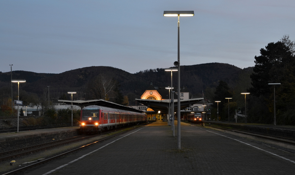 Links RE 14072 nach Hannover, rechts 628 613 als RB 14265 nach Braunschweig. Bad Harzburg, 23.11.2014. Dieses Bild ist mittlerweile Geschichte. Beide Leistungen wurden von der Plastebahn erixx übernommen
