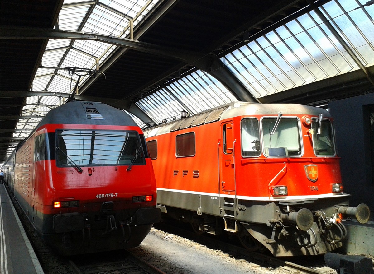 Links die Re 460 079-7 am Zugschluss von IR 2647 (Zürich HB - Thalwil - Baar - Zug - Rotkreuz - Luzern) und rechts Re 4/4 II 11145 mit IC 920 (Chur - Zürich HB) am 24.7.2015 in Zürich HB.