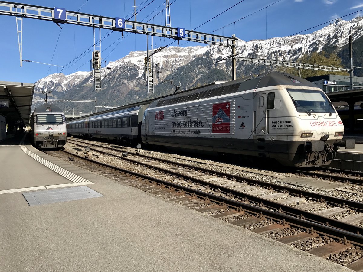 Links die Re 460 107 mit Alptransit Wetbung nach der Ankunft in Interlaken 
rechts die Re 460 052 mit Gottardo / ABB Werbung Abfahrbereit nach Basel, am 5.5.17 in Interlaken Ost.