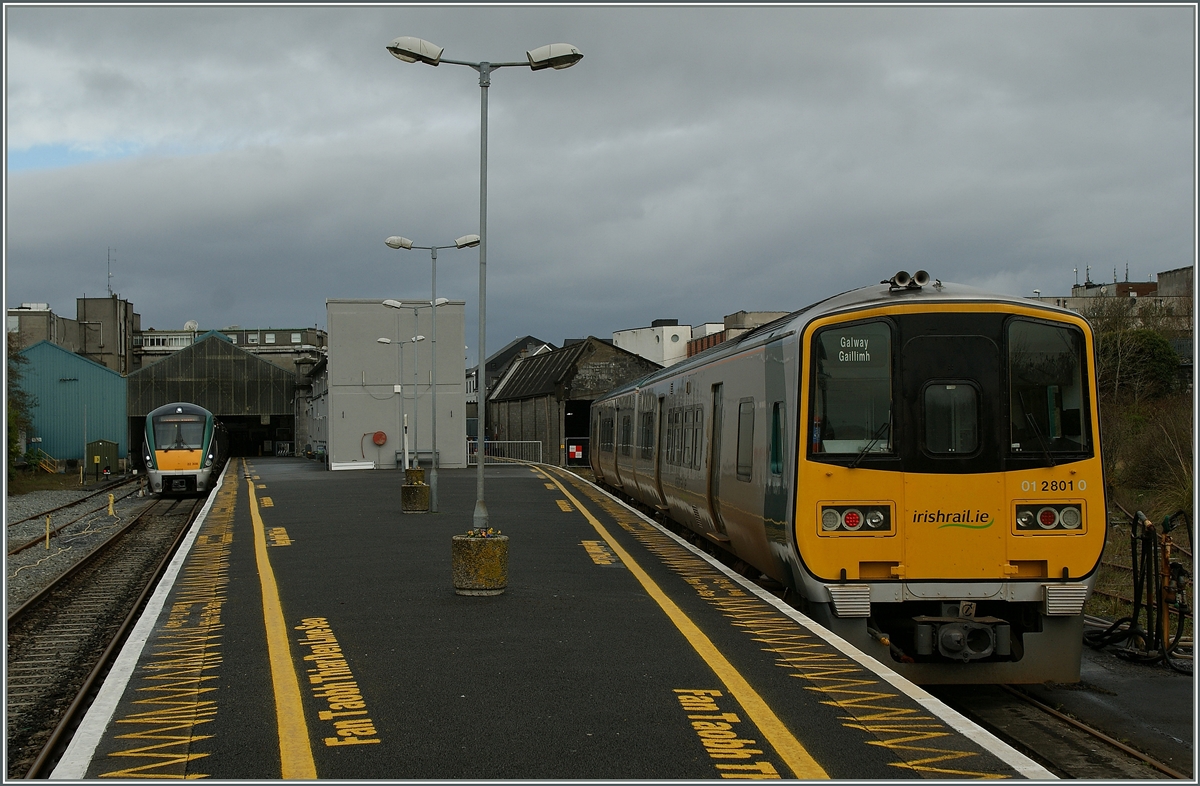 Links der Regionalzug nach Lunenach/Limerkick mit der Abfahrt um 10:30 und rechts im Hintergrund der Intercity nach Heuston* mit der Abfahrt um 9:30.

Galway, den 25. April 2013

*damit ist der Bahnhof Heuston in Dublin gemeint