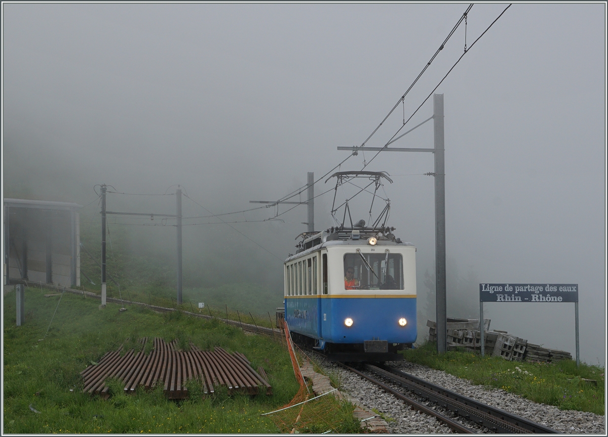 Links in den Rhein, recht in die Rhone, die Wasserscheide am Fusse der Rochers de Naye; während die aufkommende Feuchtigkeit sich eher dem Rhein zu neigt, lassen die Schienen dem Bhe 2/4 203 keine Wahl und so pendelt er seit fast achtzig Jahren zwischen Montreux und dem Rochers de Naye.
3. Juli 2016