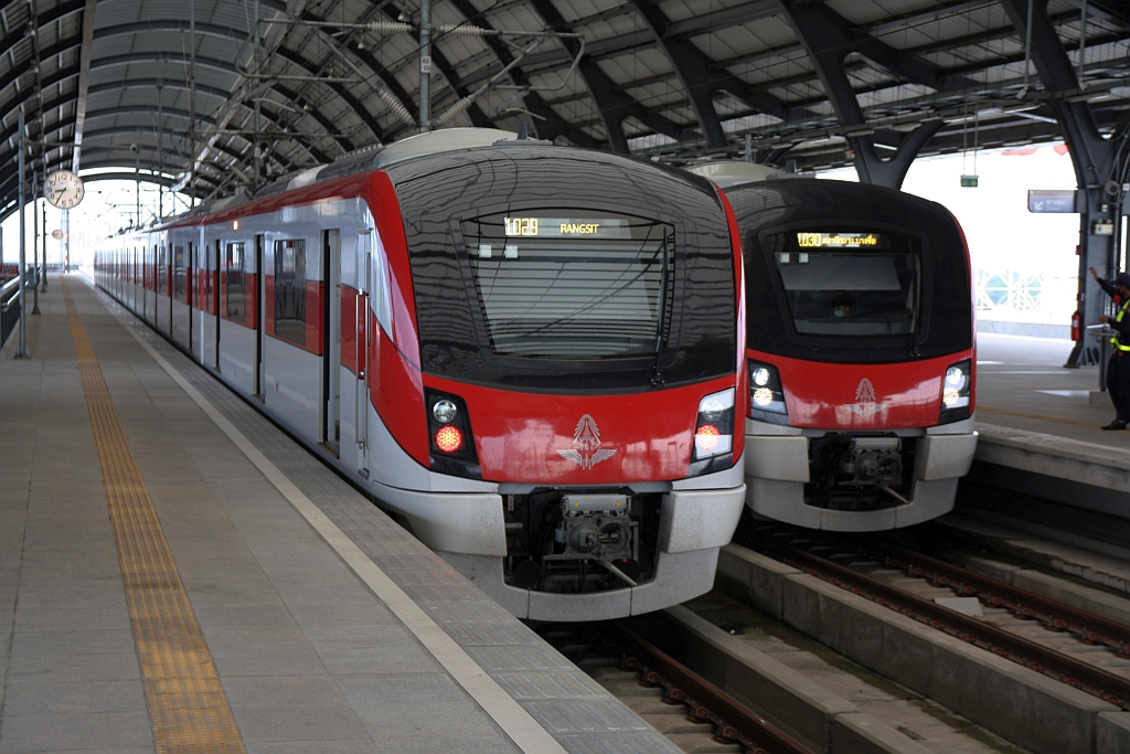 Links SRTET 1121 (Hitachi, Type AT100, Baujahr 2020) nach der Ankunft als Zug 1029 von Bang Sue Grand Station (RN01) neben dem abfahrbereiten SRTET 1111 (Hitachi, Type AT100, Baujahr 2020) als Zug 1030 nach Bang Sue Grand Station (RN01) am 01.Mai 2022 in der SRTET Rangsit Station (RN10).