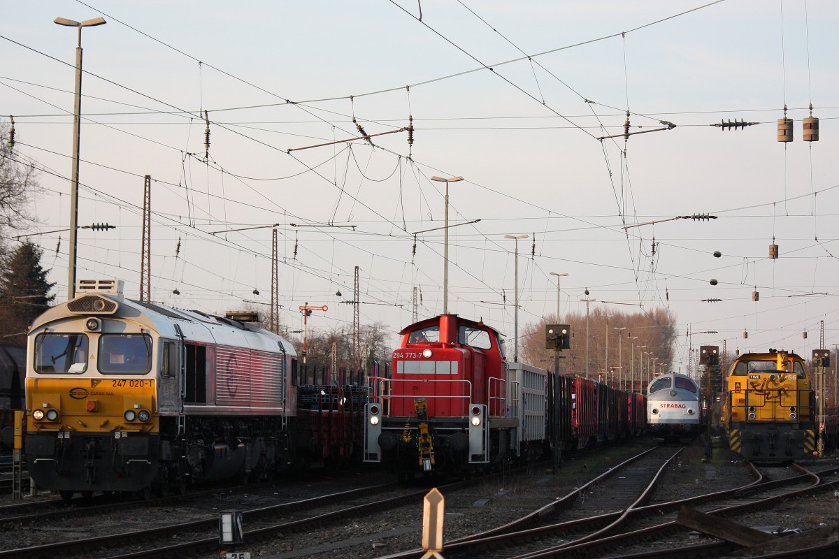 Links steht ECR 247 020 und wartet darauf umsetzen zu knnen.Daneben hat 294 773 soeben einen Rhrenzug bereitgestellt welchen sie zusammen mit der 247er spter nachb Oberhaausen zieht.Daneben steht die Strabag Nohab und die TWE V156 abgestellt.