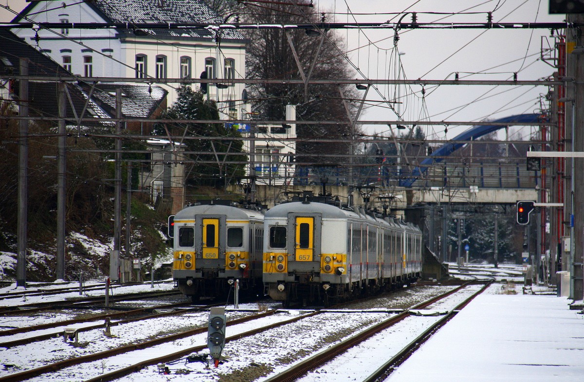 Links steht ein Belgischer Triebwagen 650 und daneben steht noch ein  Belgischer Triebwagen 657 abgestellt im Bahnhof Welkenraedt(B).
Bei Schnee und Sonne am Kalten Nachmittag vom 17.1.2016.