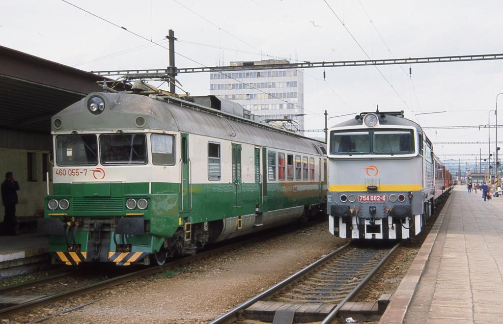 Links steht der Elektrotriebwagen 460055 und daneben die Diesellok 754082
am 2.5.2003 im Hauptbahnhof Kosice.