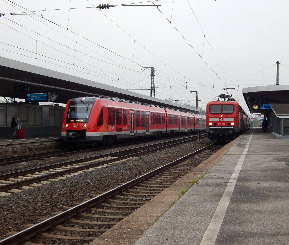 Links steht der RE12 nach Trier während die RB27 nach Köln HBF auf Ausfahrt wartet.

Köln 30.11.2014