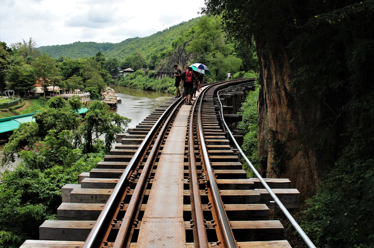 Links der Trestle-Brücke, zwischen den Bahnhöfen Saphan Tham Krasae und Tham Krasae, fliesst der Kwai Noi. Im Hintergrund erkennt man auf der  Todes-Eisenbahn  /  Death-Railway  den Tham-Krasae-Viadukt. 6. August 2017