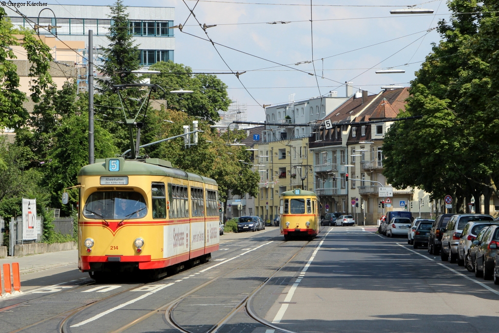 Links TW 214 nach Rheinhafen, rechts TW 210 auf dem Weg zum Marktplatz in der Gartenstraße bei der Haltestelle Karlsruhe Weinbrennerplatz. Eine leichte Verspätung des machte diesen Schuss so möglich. Aufgenommen am 25.07.2014.