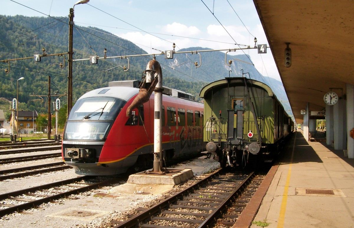 Links zu sehen 312-130. Rechts daneben steht eine Nostalgiegarnitur, mit der regelmäßig Sonderfahrten auf der Wocheinerbahn unternommen werden.
Aufgenommen im Sommer 2012