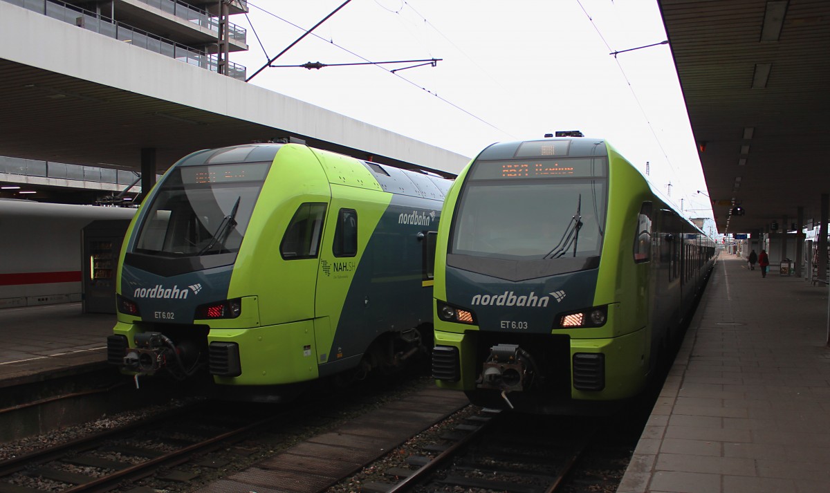 Linkst steht der ET 6.02. (1 430 037) als NBE 83814 nach Wrist und rechts kommt gerade der ET 6.03 (1 430 038) als NBE20767 aus Itzehoe in Hamburg Altona an. 21.03.2015