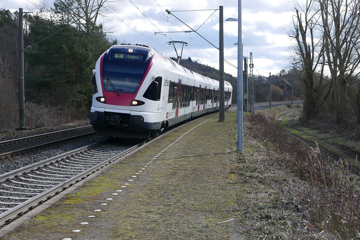 Linksverkehr - Auf Grund von Gleisbauarbeiten stand am 05.03.2017 zwischen Konstanz und Radolfzell nur ein Gleis zur Verfgung. RABe 521 202 als SBB 87678 von Konstanz nach Engen fhrt auf dem 'falschen' Gleis in die Haltestelle Hegne ein.